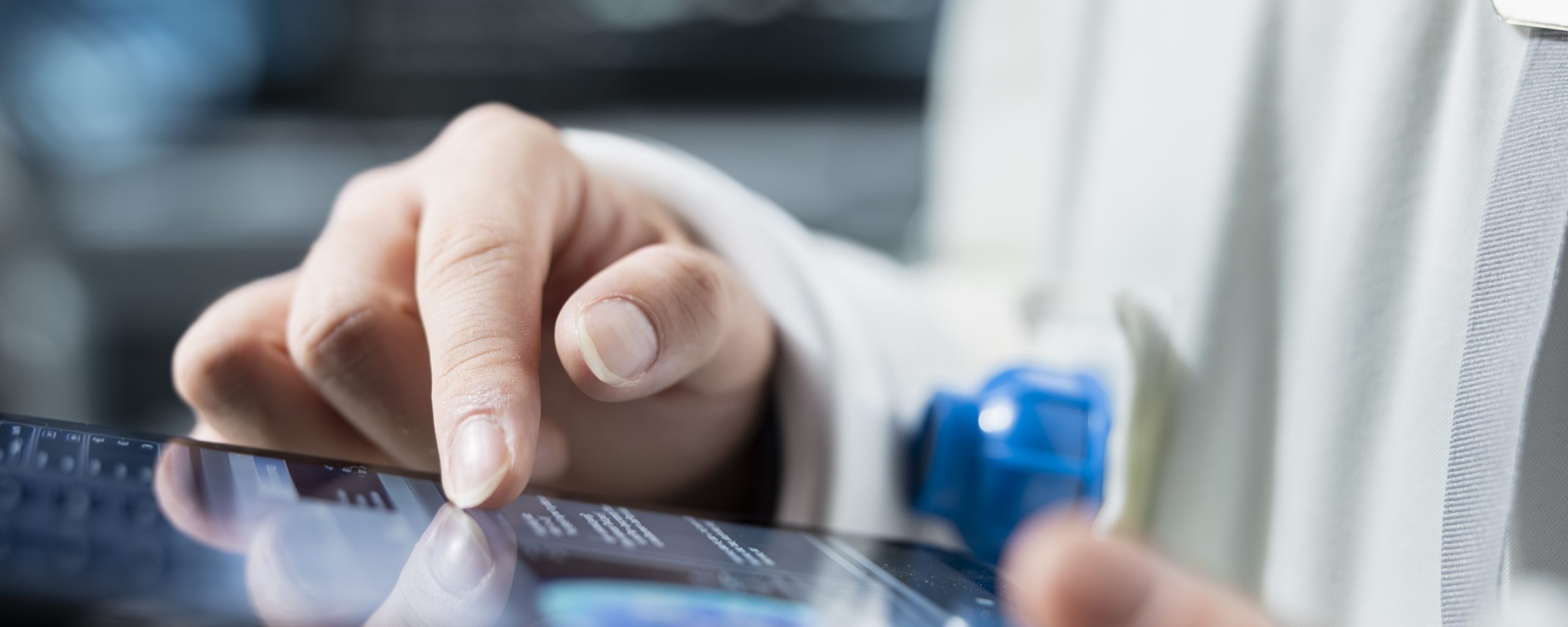 un primer plano de un astronauta revisando las metricas de la nave espacial en una tableta scaled